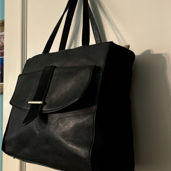 Kate spade ♠️ tote 👜 bag has on left handed a little bit ripped - Picture 17 of 17